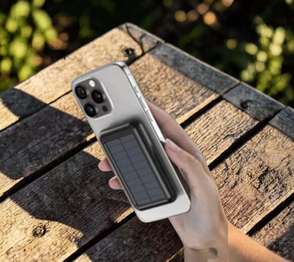 Heavy-Duty Solar Wireless Power Bank – شاحن متنقل بالطاقة الشمسية